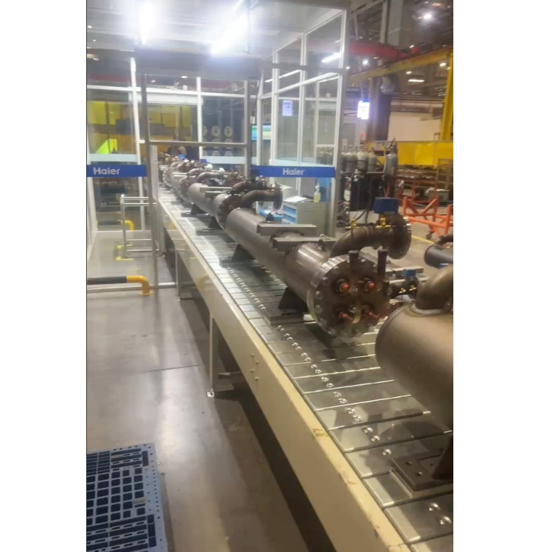 What are the core differences between heavy-duty and light-duty plate chain conveyor lines in terms of chain pitch, chain plate thickness, and drive power?