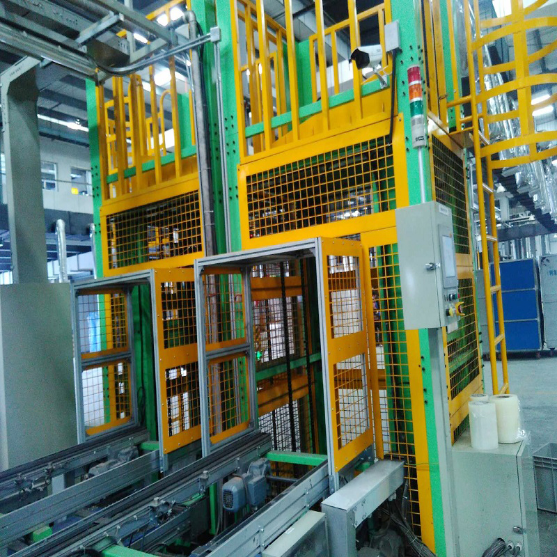 How can the traction machine of a reciprocating elevator optimize energy efficiency and reduce mechanical losses during long-term operation through permanent magnet synchronous technology?